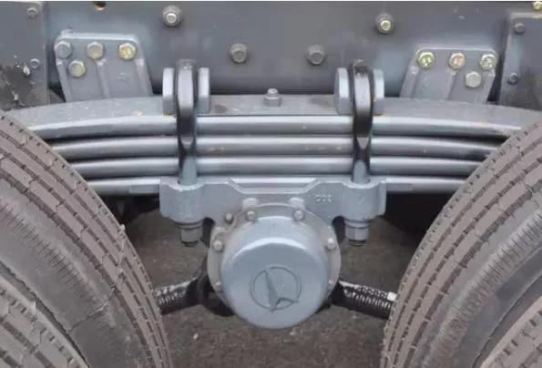 國產重卡輕量化步入歧途?北奔推出前橋一片板簧的輕量化牽引車