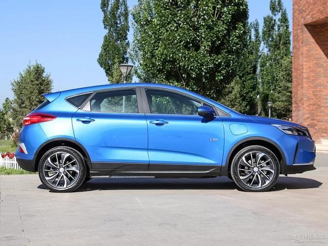 鷹眼式設計,三電吉利帝豪GSE,動感效果十分出色。