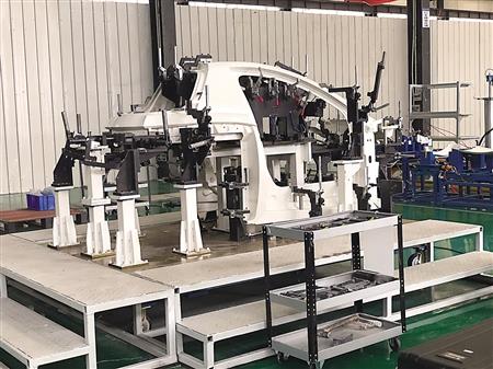 二十年三次轉型 他用新材料讓汽車