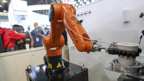 品嘗機器人菜肴，穿一穿3D打印 鞋，上交會上都有哪些黑科技？