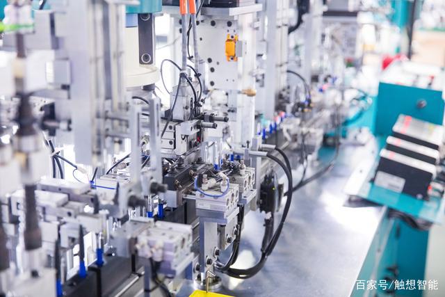 柔性智能制造實現(xiàn)，工業(yè)一體機助力螺絲機器人擰緊工作站！